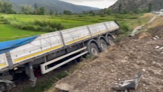 Yoldan çıkan 2 tır peş peşe çeltik tarlasına devrildi