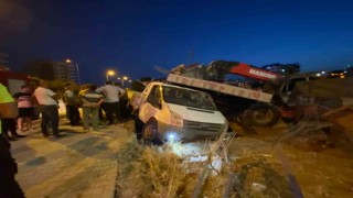 Yoldan çıkan kamyonet park halindeki iş makinesine çarptı