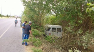 Yoldan çıkan ticari araç ağaca çarptı: 2 yaralı