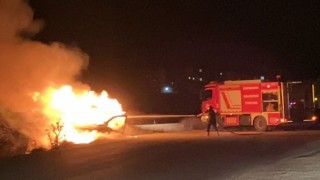 Yüksekovada ticari araç alev alev yandı