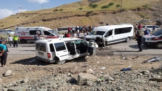 Yüksekovada yolcu minibüsü ile hafif ticari araç kafa kafaya çarpıştı: 2si ağır 7 yaralı