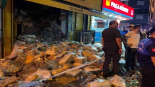 Zeytinburnunda tekel bayisinin asma tavanı çöktü, faciadan dönüldü: 1 yaralı