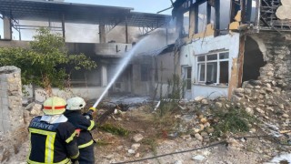 2 katlı metruk bina alevlere teslim oldu