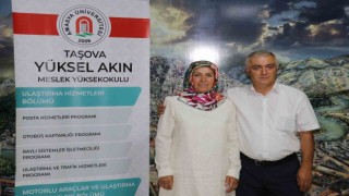 28 yıllık çift evliliklerini üniversite ile taçlandırdı