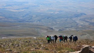 4 bin 58 rakımdaki buzul gölünde yüzme keyfi