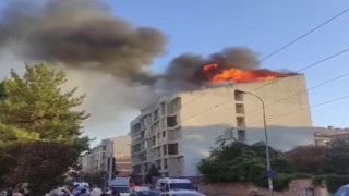 5 katlı binanın çatısında korkutan yangın