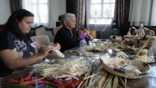 65 yıldır mısır kabuklarından sepet ören kadın ev hanımlarına ışık tuttu