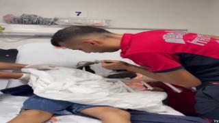 7 yaşındaki çocuğun çenesine korkuluk demiri saplandı
