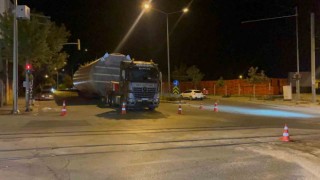 86 tonluk rüzgar türbini gövdesi taşıyan tır yolda kaldı