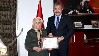 86 Yaşında Okuma Yazma Öğrenen Ayşe Teyzeye Belgesi Takdim Edildi