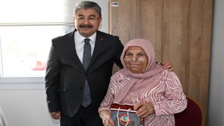 86 Yaşında Okuma Yazma Öğrenen Ayşe Teyzeye Vali Ziyareti