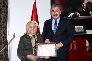 86 Yaşında Okuma Yazma Öğrenen Ayşe Teyzeyi Vali Yılmaz Kabul Etti
