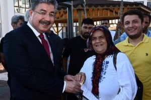  90 Deprem Konutunun Anahtarı Hak Sahiplerine Teslim Edildi