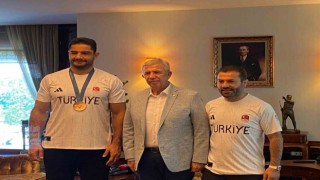 ABB Başkanı Mansur Yavaş, milli güreşçi Taha Akgül ile bir araya geldi