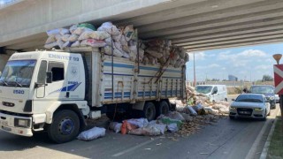 Adanada tahta yüklü kamyon köprü altında sıkıştı