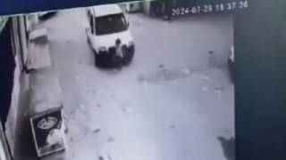 Adanada yola fırlayan küçük çocuğa hafif ticari araç böyle çarptı