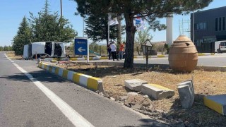 Ağaca çarpan otomobil devrildi: 1 ağır 5 yaralı