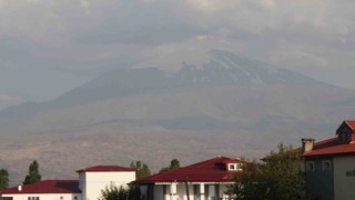 Ağrı Dağı sıcak hava nedeniyle erimeye devam ediyor