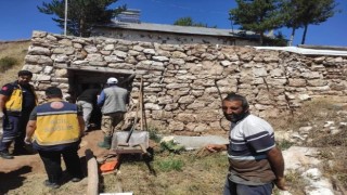 Ahırın çatısı çöktü, mahsur kalan bir kişi kurtarıldı