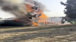 Ahşap evde çıkan yangını hortumla söndürmeye çalışsa da başarılı olamadı