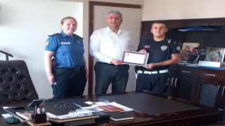 Akhisardaki kadına şiddet olayına müdahale eden polise başarı belgesi