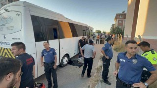 Aksarayda anneanne ve 2 yaşındaki torunu servis minibüsü altında kalarak can verdi