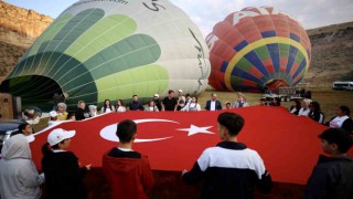 Aksarayda sevgi evi çocukları çocuklar 30 Ağustos Zafer Bayramını balon uçuşu ile kutladı