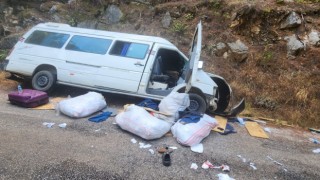 Alanyada freni boşalan minibüs kayaya çarpıp devrildi: 3ü çocuk 6 yaralı
