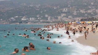 Alanyada plajlar tıklım tıklım