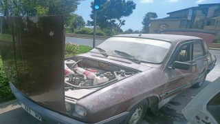 Alanyada seyir halindeki otomobilde yangın paniği