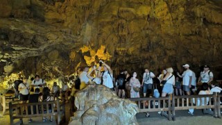 Alanyada şifa kaynağı mağara yerli ve yabancı turistlerin akınına uğruyor