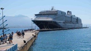 Alanyaya turistler denizden geldi
