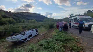 Alaplıda hafif ticari araç takla attı; 2 yaralı