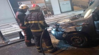 Alev alan otomobili itfaiye söndürdü