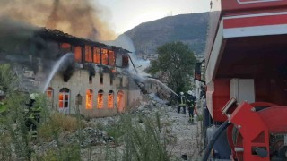 Alevlere teslim olan 2 ahşap ev kullanılmaz hale geldi