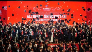 Altınbaş Üniversitesi 2023-2024 mezunlarını büyük bir coşku ile uğurladı