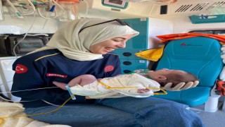 Ambulans uçak 44 günlük bebek için havalandı