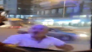 Ambulansın önünü kesip camı yumrukladı