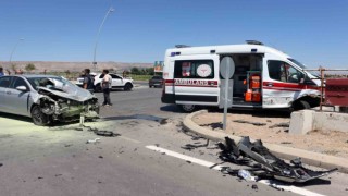 Ambulansla otomobil çarpıştı: 3ü sağlık personeli 6 yaralı