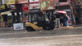 Aniden başlayan yağış sonrası yayaların imdadına belediye forkliftle yetişti