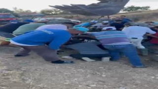 Ankarada devrilen traktörün altında kalan çiftçiyi vatandaşlar kurtardı