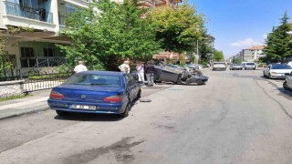 Ankarada kontrolden çıkan otomobil yayaya çarpıp takla attı: 2 yaralı