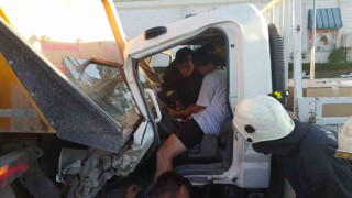 Antalyada 5 araç birbirine girdi, sıkışanları itfaiye kurtardı