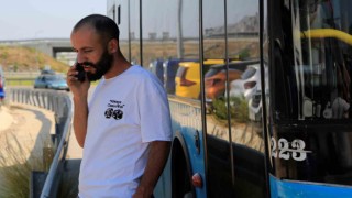 Antalyada bir garip olay: Trafikte sürücüsü ile tartıştığı halk otobüsünün kontağını alarak kaçtı
