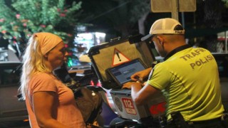 Antalyada kasksız motosiklet sürücülerine yakın takip