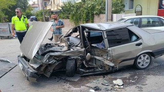 Antalyada kazada 3 kişi yaralanırken, Tofaş Şahin hurdaya döndü