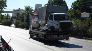 Antalyada ortalık savaş alanına döndü: 7 araç birbirine girdi, 6 kişi yaralandı