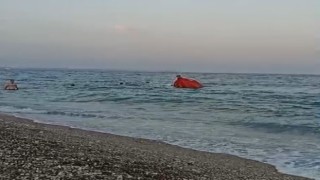 Antalyada tatilci ailenin teknesi battı: 4 kişi yüzerek kıyıya çıktı