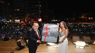 Antalyalılar Zafer Bayramını DJ Mert Aydın ve Simge ile kutladı