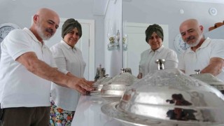 Antika meraklısı gurbetçi ailenin evi müzeyi andırıyor